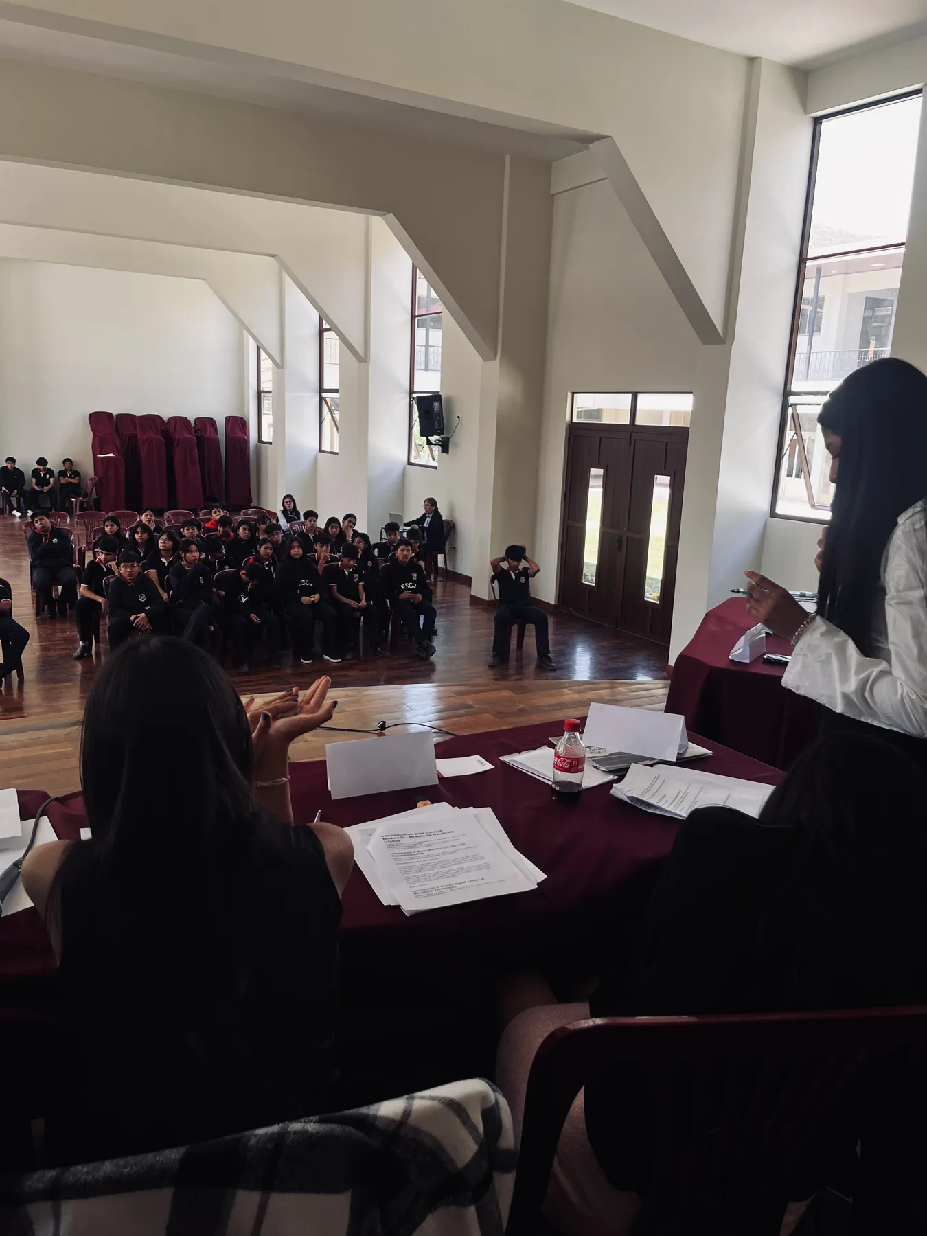 Delegados participando en una simulación de foro del Mini ESCJMUN, imagen 04