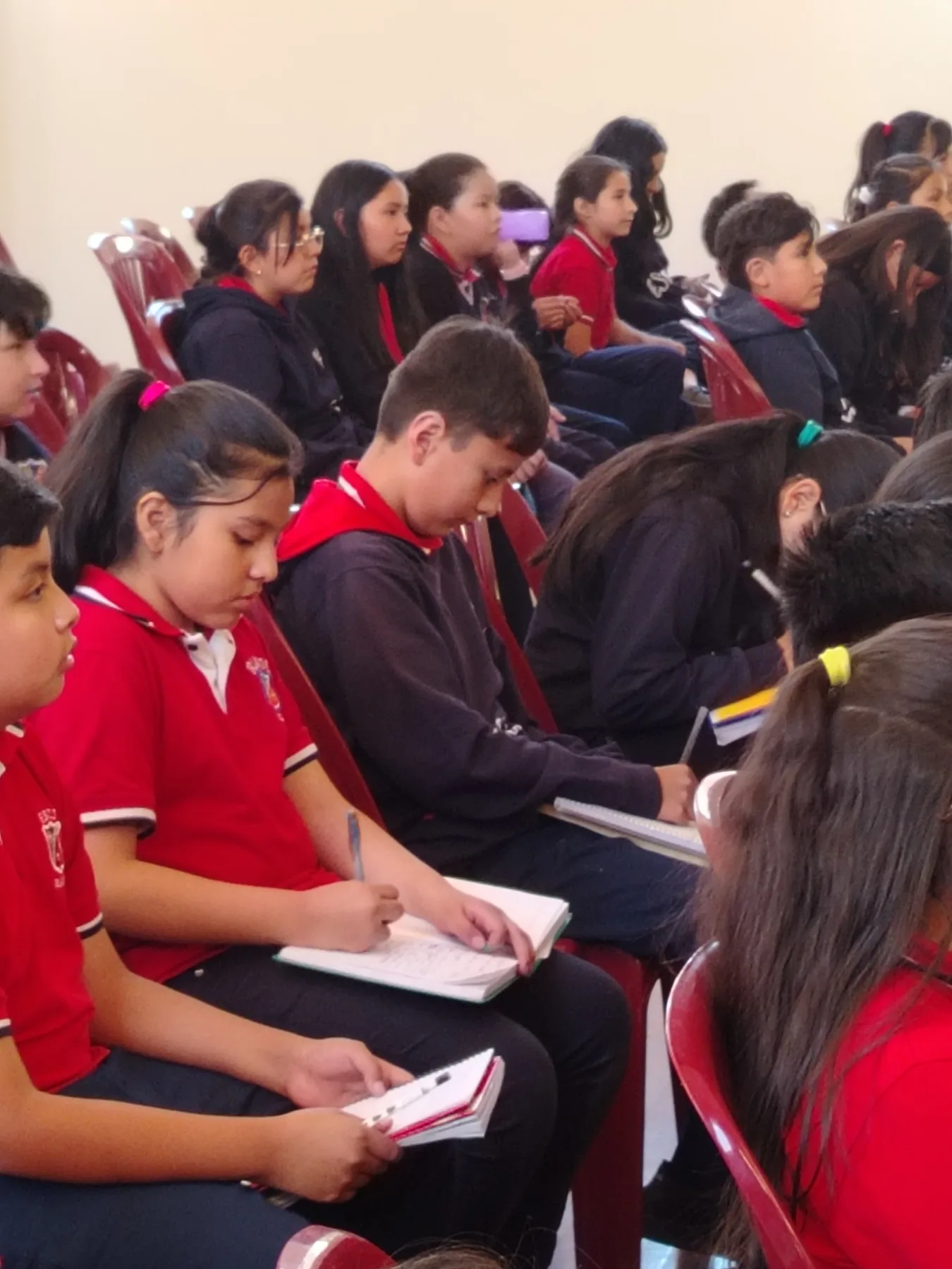 Delegados participando en una simulación de foro del Mini ESCJMUN, imagen 11